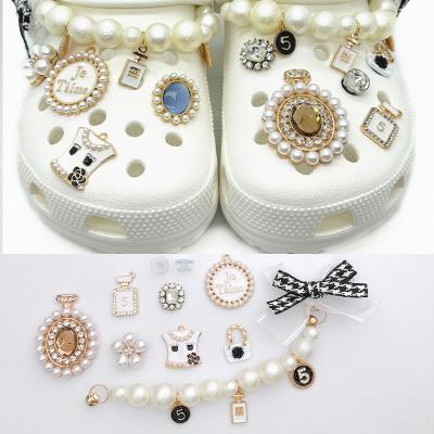 China 2021 DIY Bling Design Crystal Chain Shoe Decoration Charms Wholesale Luxury Rhinestone Pearl New Gift For Crocs Shoes Sandals for sale