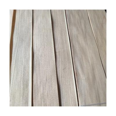 China 2022 Economical Modern Design 0.4mm China Ash Veneer Natural Wood Veneer Flat QC Custom Cut for sale