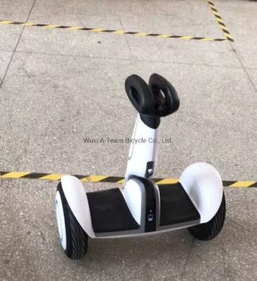 Chine 10 pouces auto-équilibrage scooter électrique contrôle à la main Bluetooth à vendre