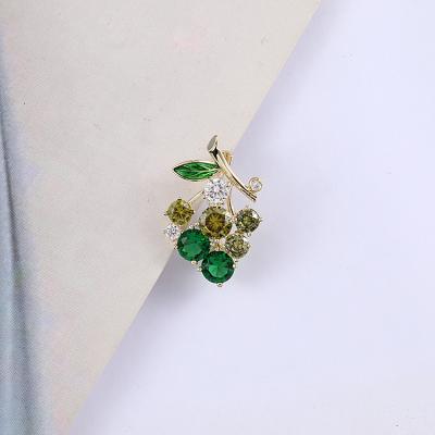 China Many Years High Quality Factory Fashionable and Cute Luxury Diamond Alloy Alloy Grapes Brooch for sale