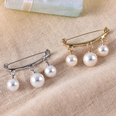 China Temperament High Quality Commuter Fashion Ladies Daily Luxury Gold Silver Alloy Pearl Brooch for sale