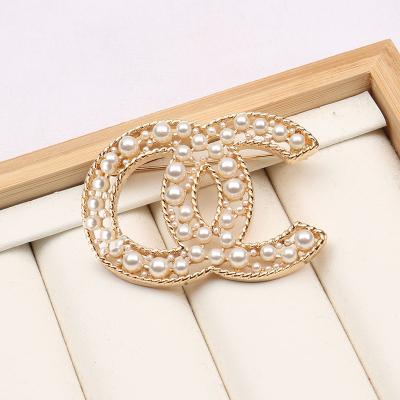 China Brand style 2021 new cc LOGO brooch pearl waist female decoration luxury coat pin accessories for sale