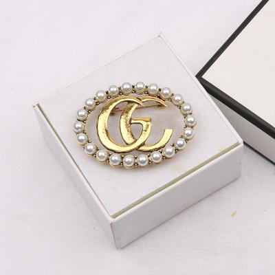 China Fashionable brooch Gg inlaid pearl super instant temperament ladies style pin coat cardigan soft accessories for sale