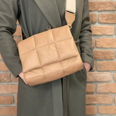 China Wholesale New Arrival Daily Life Handbag Leather Puffy Cross - Body Bag For Women Shoulder Bag Beige Leather Clutch Bag for sale