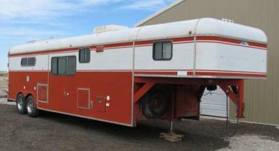 China 4 horse angle load gooseneck trailer,China gooseneck horse trailer with living quarters for sale