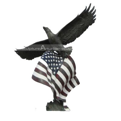 China Europe Eagle Statue With American Flag Animal Art Bird Sculpture Bronze Eagle Statue for sale