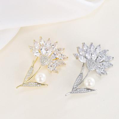 China OEM Available Durable Flower Pearl Brooch Pin Rhinestone Zircon Elegant Fancy Brooches For Wedd for sale