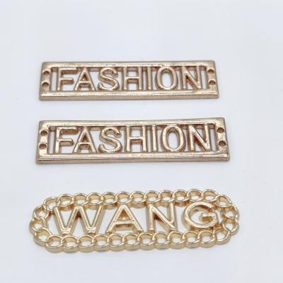 China Custom Letter Rectangle Triangle Metal Logo Engraved Sewing Plating Zinc Alloy Metal Oval Label Viable for sale