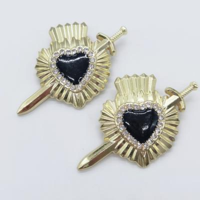 China High Quality Decoration Sword And Shield Heart Shape Brooch Pins Gold / Silver Plating Metal Brooch Pin for sale