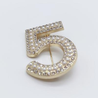 China Hot Selling Decoration Gold Plated Enamel Number Five 5 Brooch Gift Jewelry Rhinestone Number Brooch Pins for sale