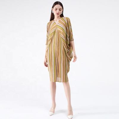 China Anti-static Women Casual New Product Maxi Oversized V-Neckline Slim Dress Striped Pleated Dresses for sale