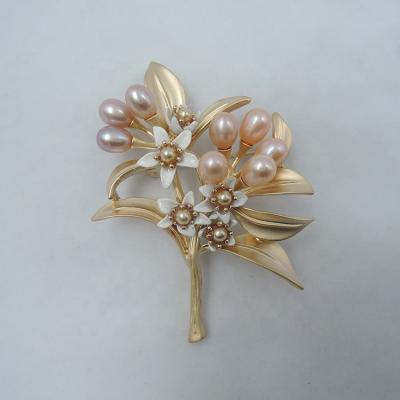 China High Quality Freshwater Pearl Flower Design Brooches For Women for sale