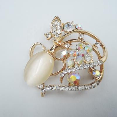 China ALLOY new fashion high quality crystal brooches for women for sale