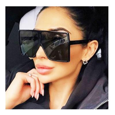 China Fashion Sunglasses Shape Women 2021 Fashionable Oversized Customized Street Style Sun Glasses Retro Black Sunglasses UV400 for sale