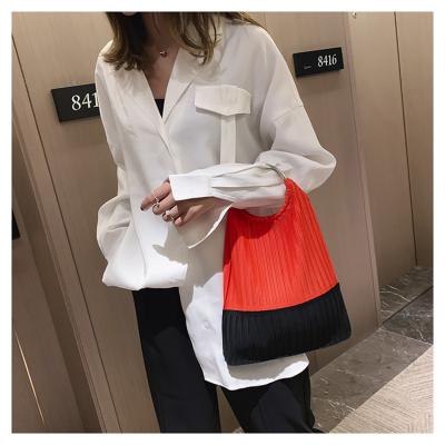 China 100% eco-friendly fashion simple folds the package large capacity shoulder bag pressing pleated canvas bag for sale