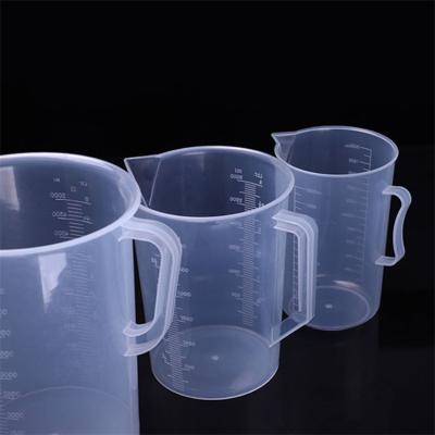 China 500ml 1000ml 2000ml PP Scale Measuring Cup Viable Custom Plastic Measuring Beaker With Handle for sale