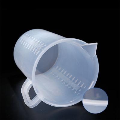 China Sustainable Labware 1000ml 2000ml 3000ml Plastic PP Measuring Beaker Cup With Handle for sale