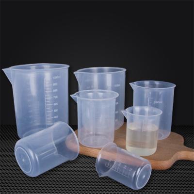 China Laboratory Hospital School Lab 100ml 500ml 1000ml High Quality Plastic Beaker Measuring Cup for sale