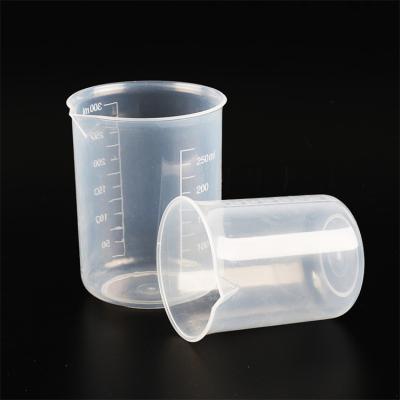 China Laboratory Hospital School LABORATORY 200ml 300ml 400ml 500ml 600ml 1000ml Plastic Graduated Beaker Measuring Cups for sale