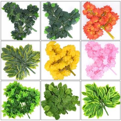 China Fashional Manufacturer Wholesale Plastic Artificial Leaves Wall Hanging Artificial Plant Plastic Maple Leaves for sale