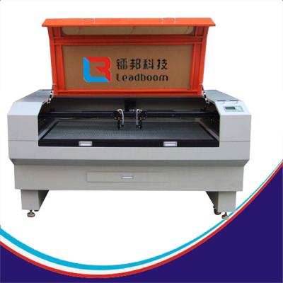 China Berufsco2-Laser-Schneidemaschine für Stickerei/Plakatwand 100W zu verkaufen