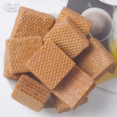 Chine BH04 Crispy Chocolate Flavour Biscuit  Center Filling Square Cube Shape à vendre