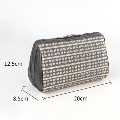 China Factory Design Leaf Pattern Polyester Durable Beauty Organize Waterproof Travel Cosmetic Bag for sale