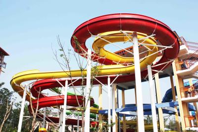 China De populaire Spiraalvormige Dia van het Waterpark met Verticaal Spoor, FRP-de Dia's van het Waterpark voor Waterpark Te koop