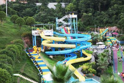 China Toboganes acuáticos grandes visuales fuertes divertidos para el parque al aire libre grande del agua del espiral del centro turístico en venta