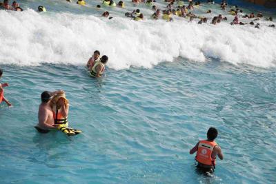 Κίνα Εξοπλισμός λιμνών κυμάτων πάρκων Aqua, μηχανή κυμάτων Waterpark για την οικογενειακή διασκέδαση προς πώληση