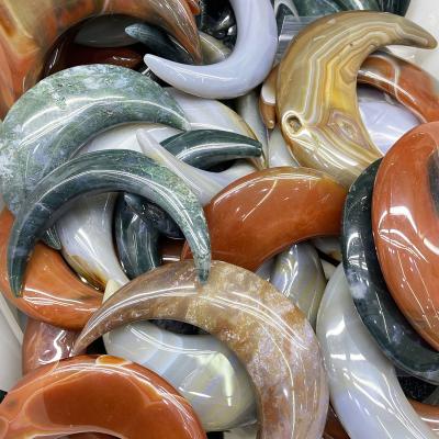 China Europe Natural Semi-precious Stone Agate Crafts Carved Natural Agate Crescent Moon for sale