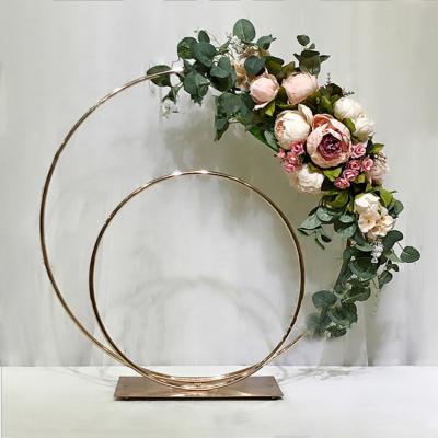 China Wedding Party Decoration Wedding Props Ring Frame Centerpiece Flower Gold Plated Decorative Device for sale