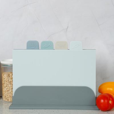 China 4pcs Viable Places For Kitchen Anti Bacteria Non Slip Plastic Cutting Plate Dishwasher Safe Plastic Cutting Boards With Holder for sale