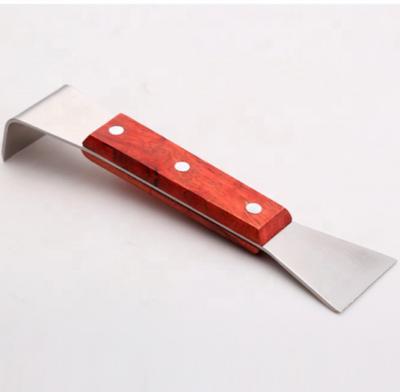 China Cultivate Wooden Handle Hive Tool Beekeeping Supplies Bee Hive Scraper Made in China for sale