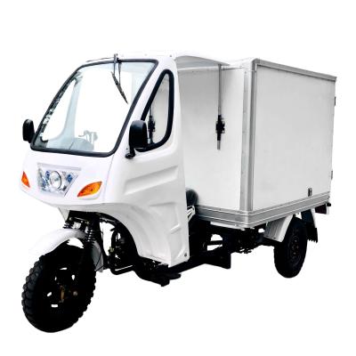 Chine DAYANG Box Cargo Tricycle plus long design à cinq roues avec corps Lifan blanc et 800W de puissance à vendre