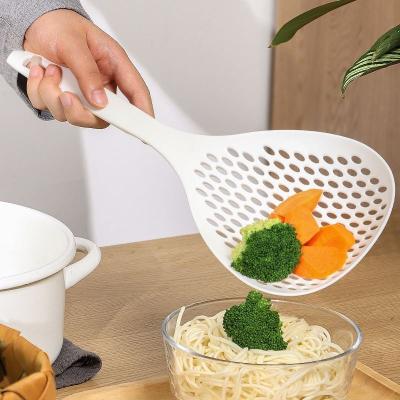 China Sustainable kitchen accessories heat Resistant Noodles Colander Strainer scoop Dumplings Wonton Colander Spoon for sale