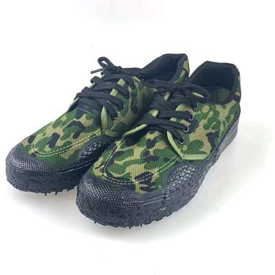 China EVA Low Link Release Shoes Camouflage Shoes Men's and Women's Construction Site Training Shoes 99 for sale