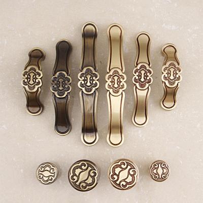 China Eco - Friendly Luxury Mounted Brass Gold Furniture Hardware Cabinet Drawer Pull Handles for sale