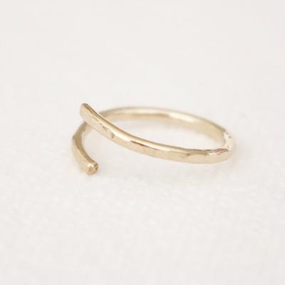 China FASHIONABLE Perfect Slim Hammered Tasty Golden Band Ring For Women for sale