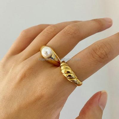 China Red Multicolor Fashionable INS Europe Ring Shell Pearl Ring Net Jocking With Cold Wind Stainless Steel Ring Female for sale