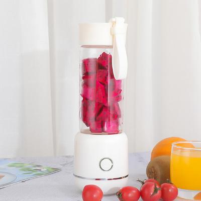 China Wholesale Portable Rechargeable USB Fruit Juicer Portable Cordless Electric Blender for sale