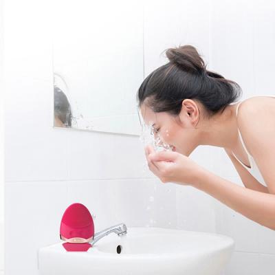 China Face Cleansing Mini Electric Soft Silicone Exfoliating Brush Face Wholesale Facial Cleansing Brush for sale