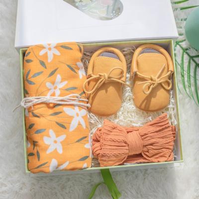 China Custom Super Soft Bamboo Cotton Folded Wrap Blanket With Shoes 3Pcs Set Baby Bathing Newborn Baby Gift Set for sale