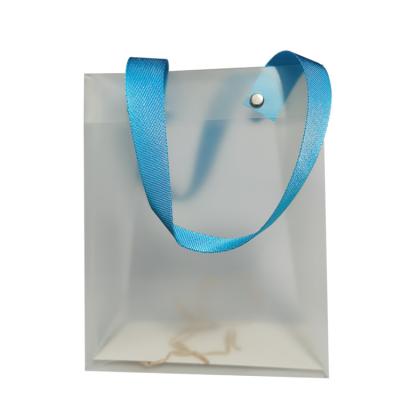 China Sturdy and Durable Wholesale Plastic Gift Bag Transparent Stain PP Wedding Handbag Gift Bag Customized Plastic Rope Knitting Handbag for sale