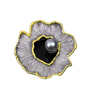 China Western style the latest 2021 retro brooch fashion pearl brooch alloy designer brooch and pin customizations for sale