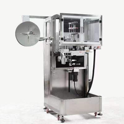 Chine Machine automatique 20L d'applicateur de douille de rétrécissement de cou en plastique de bouteille de PVC 5 gallons à vendre