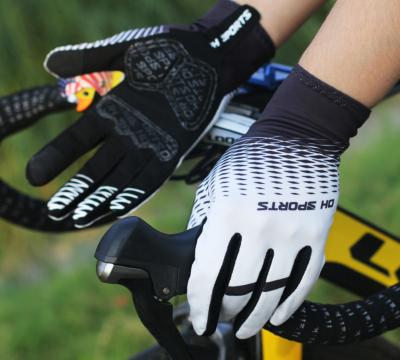 China Half anti-slip refers to spring/summer/fall off-road cycling and half refers to outdoor hard shell motorcycle gloves for sale