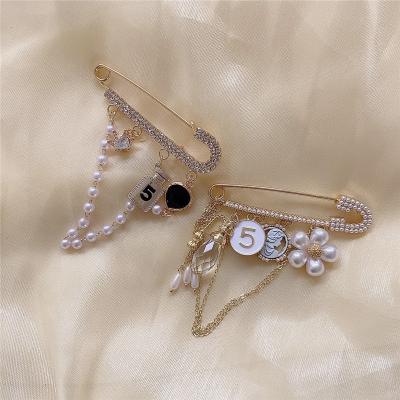 China Fashion Go Party Women 2021 Hot Lady Rhinestone Brooches Tassel Pearl Brooch Luxury Pin for sale