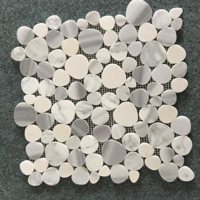 China Parquet Moonbeam Pebble Design Mosaic Fireplace Luxury White Marble Polished Wall Decorated Mosaic Slab for sale