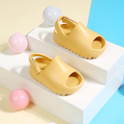 China Fashion Kids Slippers EVA Sandals Boys Girls Summer Beach Soft Cushioning Slip On Slides for sale